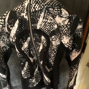 Lululemon sports sweatshirt
